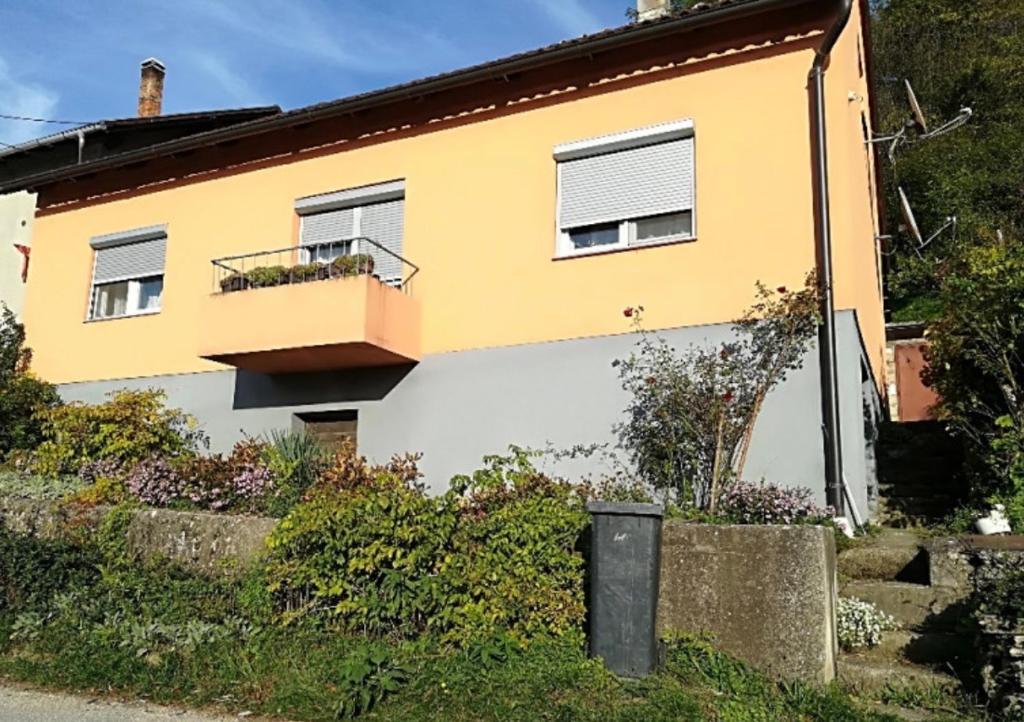 a yellow and white house with a balcony at MiR in Londža