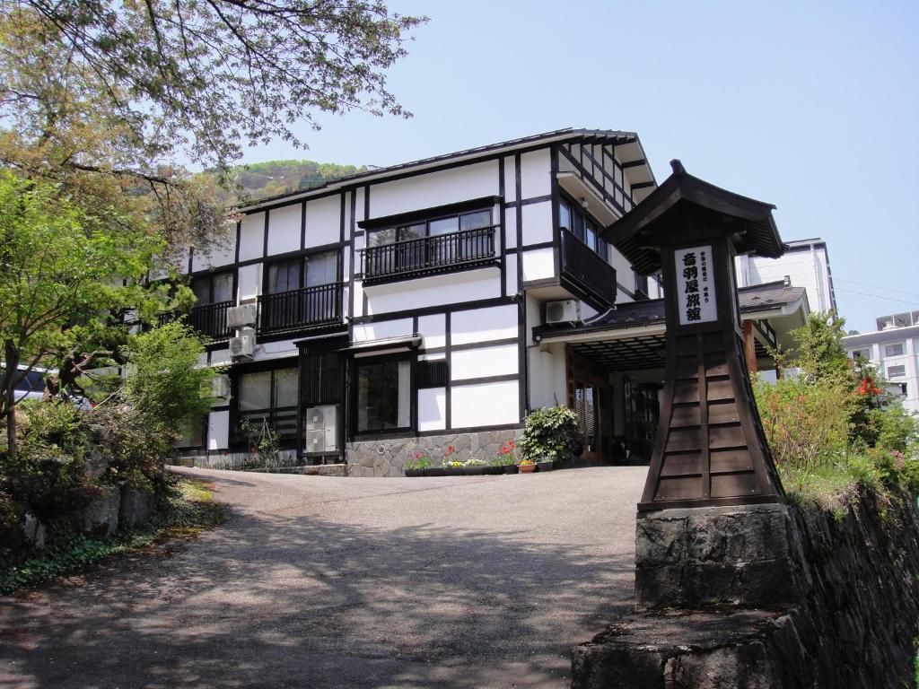 un edificio con una estatua delante de él en Otowaya Ryokan, en Yuzawa