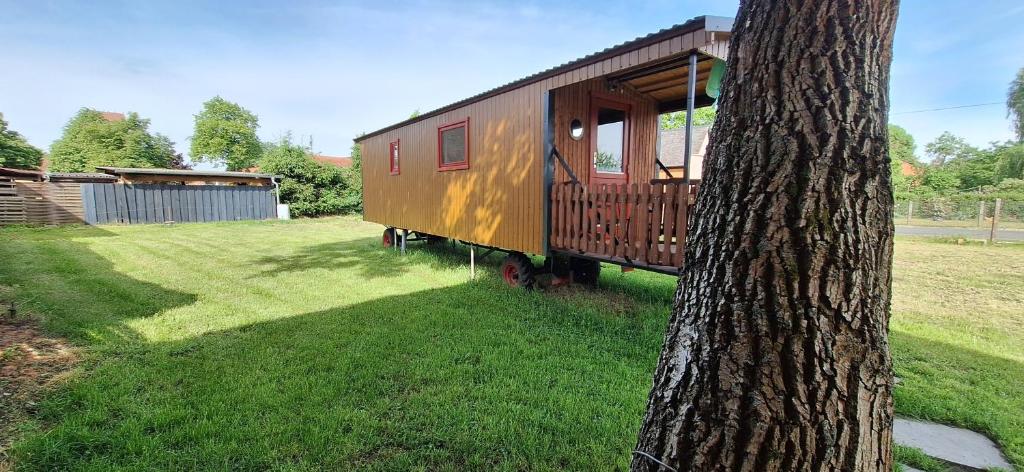 a train car on display next to a tree at Tiny House An der Pferdekoppel in Groß Garz