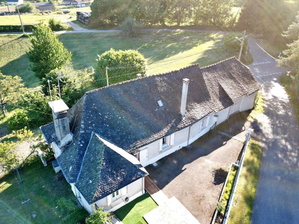 an overhead view of a house with a roof at Maison de Lili - Spacieuse in Beynat
