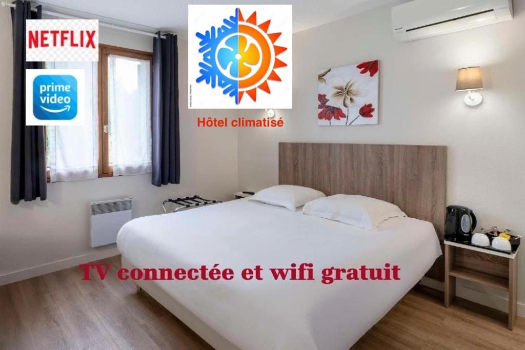 ein Schlafzimmer mit einem Bett in einem Zimmer in der Unterkunft Sure Hotel by Best Western Saintes in Saintes