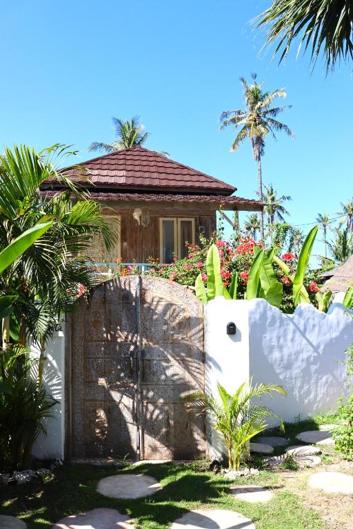 a house behind a fence at Villa Norte in Gili Islands
