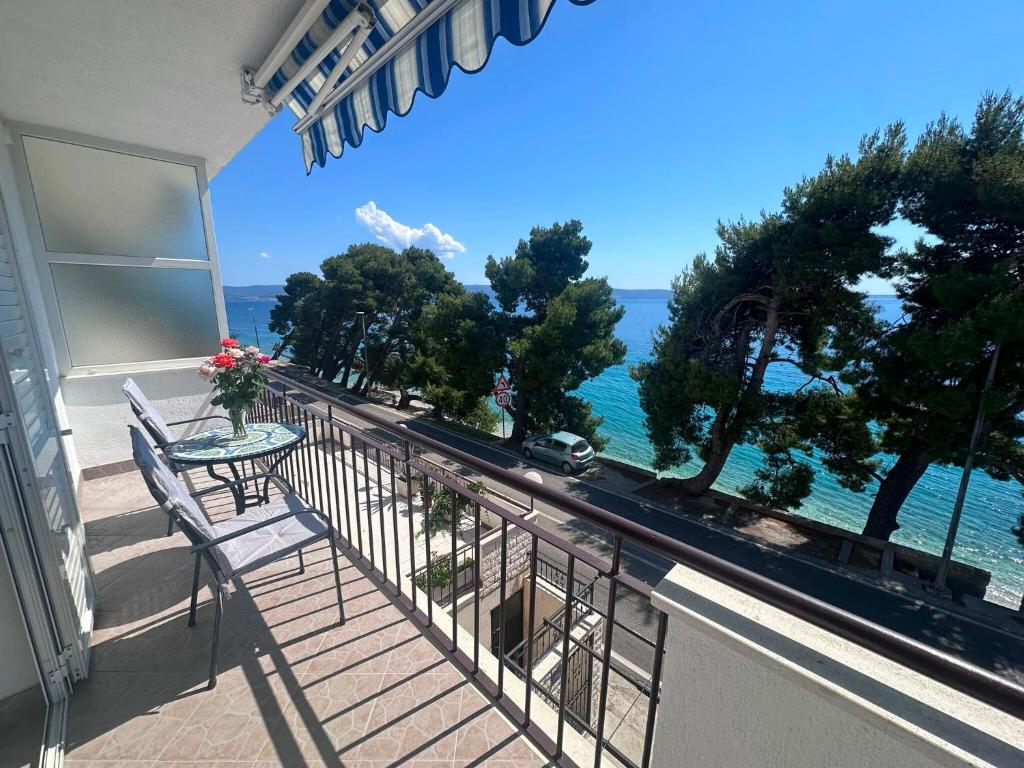 a balcony with a table and a view of the ocean at Apartment Verica in Krilo