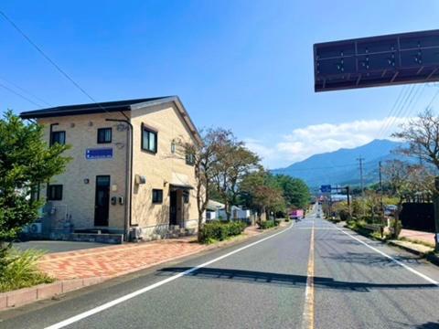 an empty street with a building on the side of the road at あざみ庵 屋久島 in Yakushima