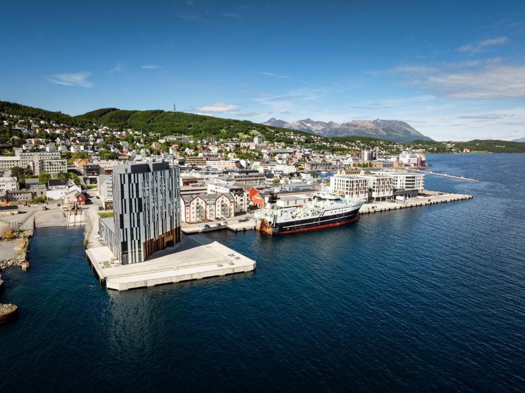 Luftaufnahme eines Hafens mit einem Boot im Wasser in der Unterkunft Quality Hotel Harstad in Harstad