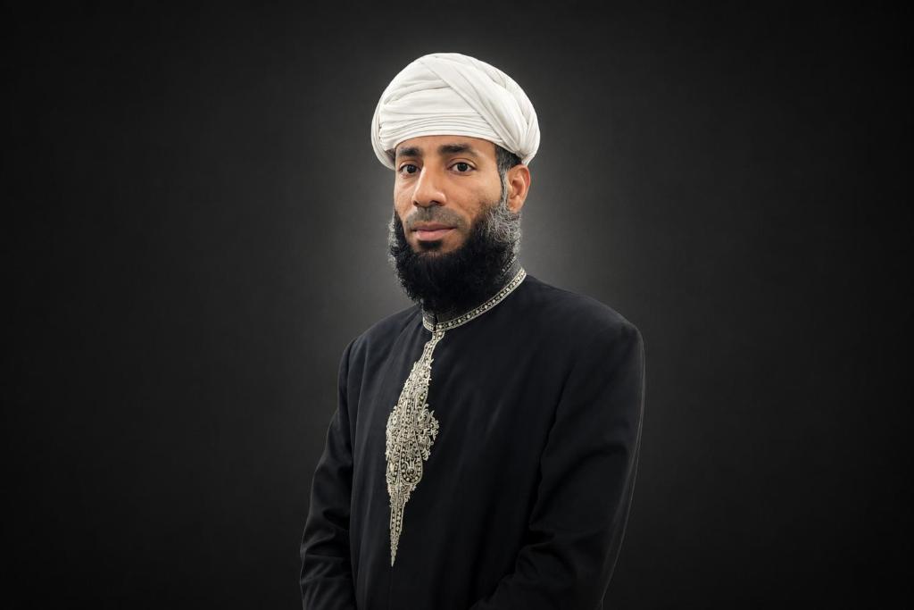 a man with a turban on his head at عريش ماجد بيت بالكامل Full House in As Suwayq