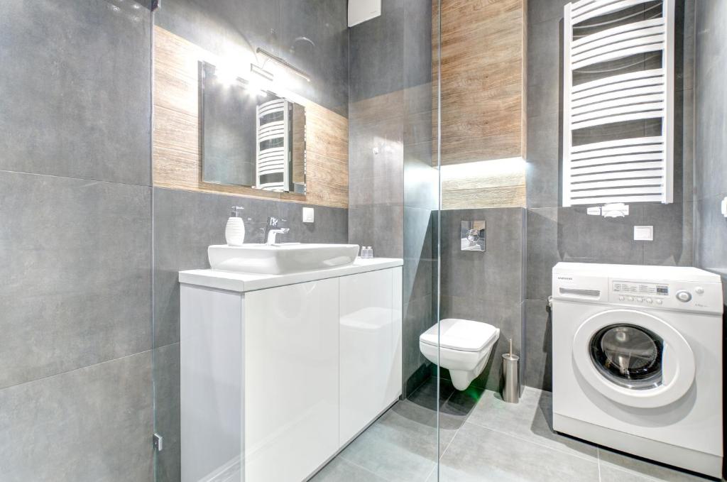 Kúpeľňa v ubytovaní Apartments Brabank Old Town & by Noclegi Renters