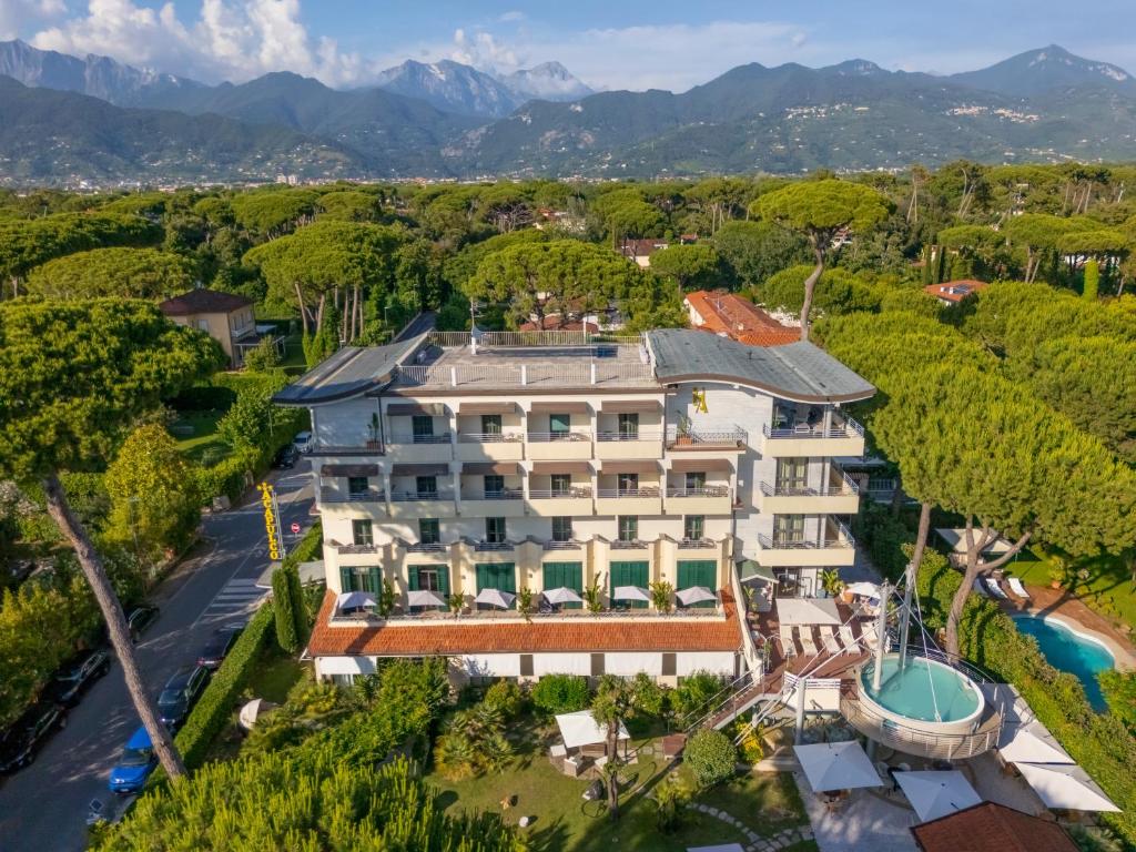 an aerial view of a building with a swimming pool at Hotel Acapulco in Forte dei Marmi