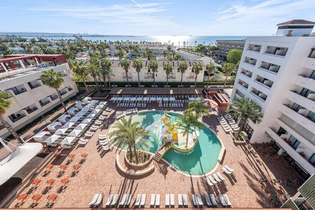 an overhead view of a pool with palm trees and buildings at Estival Park Marena in La Pineda