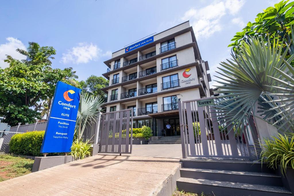 a hotel with a gate in front of it at Comfort Inn Elite in Jua