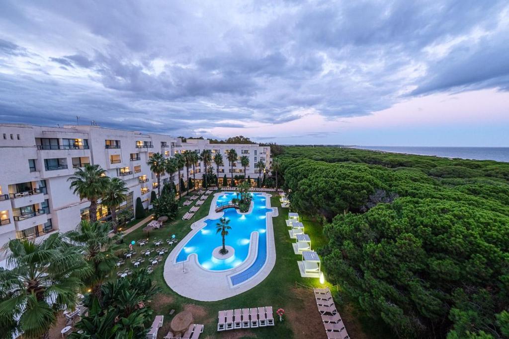 an overhead view of a resort with a swimming pool at Estival Isla Cristina in Isla Cristina