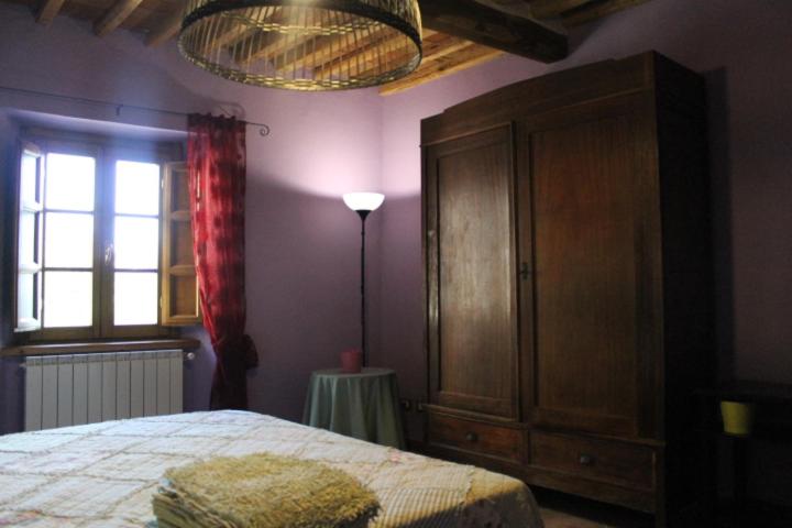 バーニ・ディ・ルッカにあるGombereto 10のベッドルーム1室(ベッド1台、キャビネット、窓付)