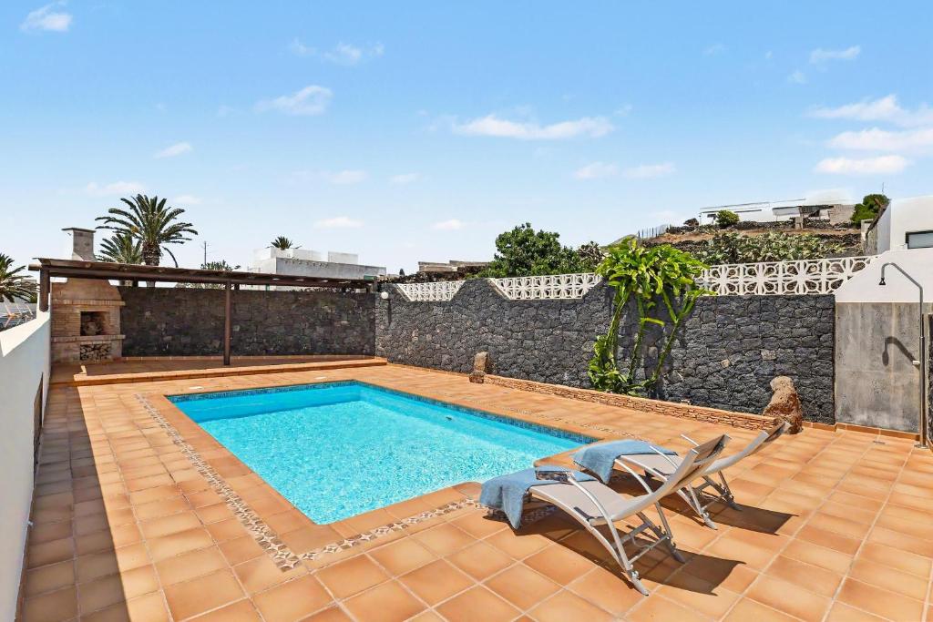 a swimming pool on top of a house at Apartamento Guada in Tao