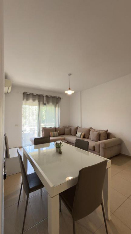 a living room with a table and a couch at Viluni Coast Apartment in Velipojë