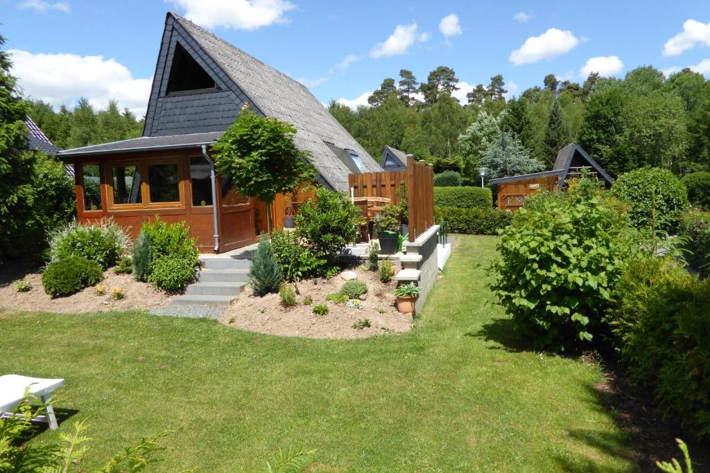 a house with a garden in front of it at Eifelwaldhäuschen in Blankenheim