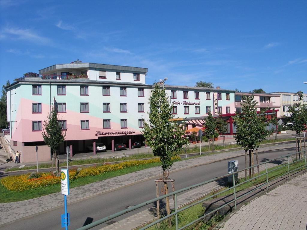 ein großes weißes Gebäude an einer Straßenseite in der Unterkunft Hotel Hasenmayer in Pforzheim