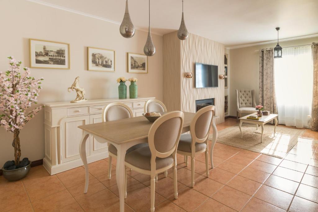 - une salle à manger avec une table et des chaises dans l'établissement Azor Beach Lodge, à Ponta Delgada
