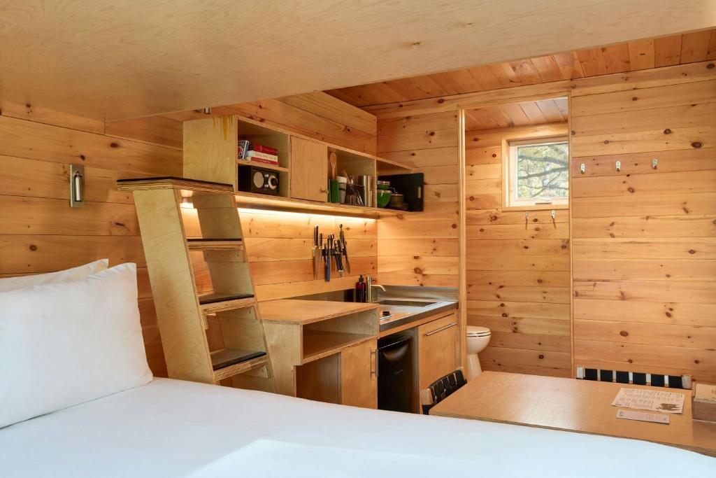 Postcard Cabins Chattahoochee, Outdoor Collection by Marriott Bonvoy - Standard Cabin With Two Queen Bunk Beds