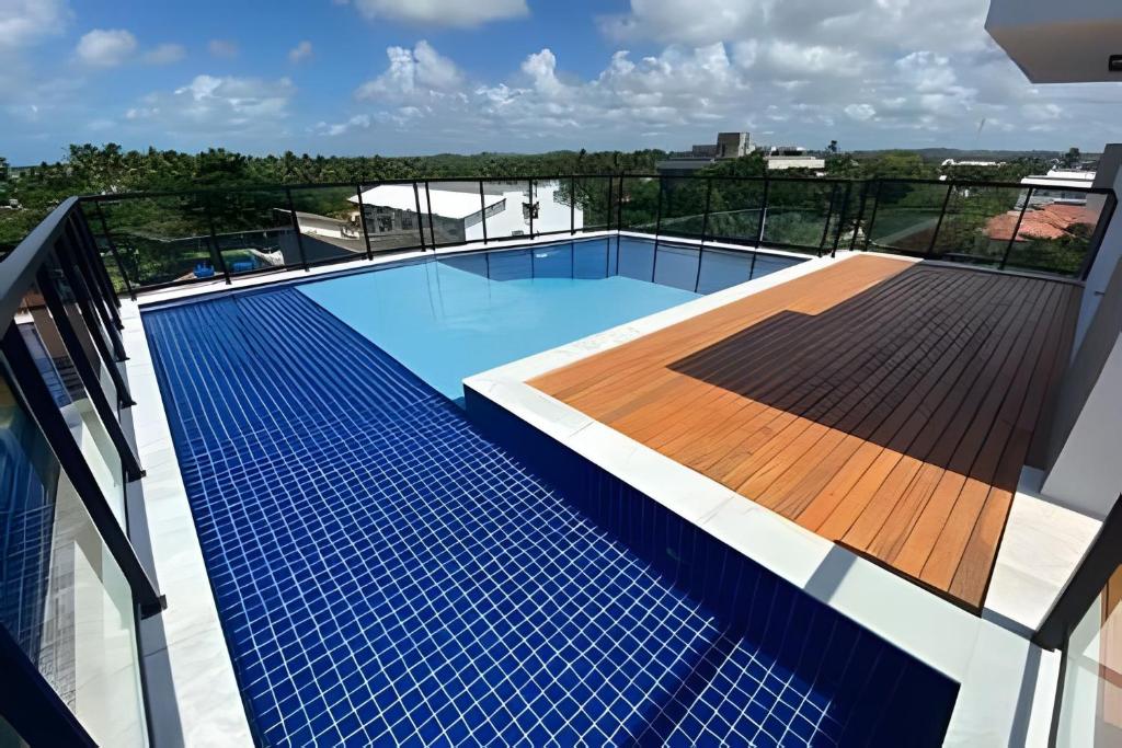 a swimming pool on the roof of a building at Condomínio Pérola de Porto in Ipojuca