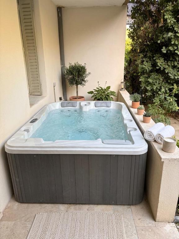 T2 Design et Spa avec Jacuzzi, Jardin, Garage