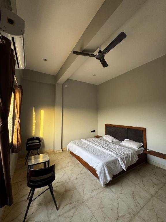 a bedroom with a bed and a ceiling fan at Bhagwati Hotel And Rooms in Udaipur