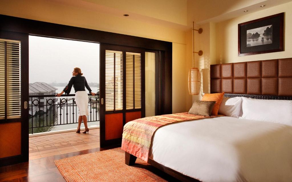 Postel nebo postele na pokoji v ubytování InterContinental Hanoi Westlake by IHG