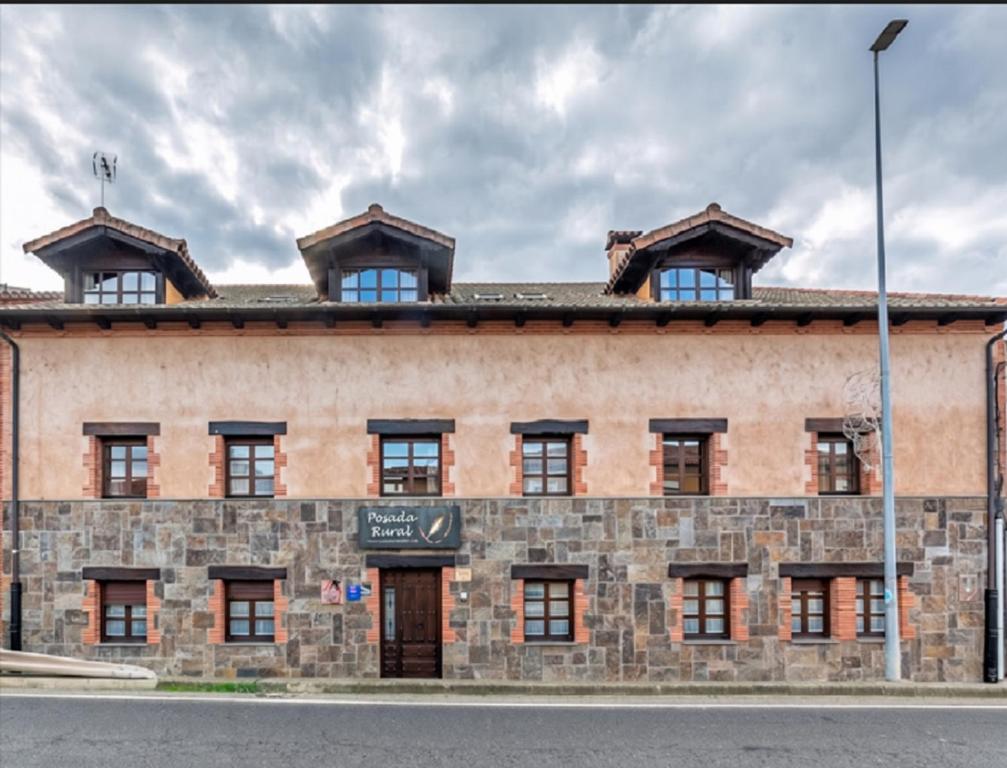 a large brick building with windows on top of it at Casa de las Paneras in Benavente