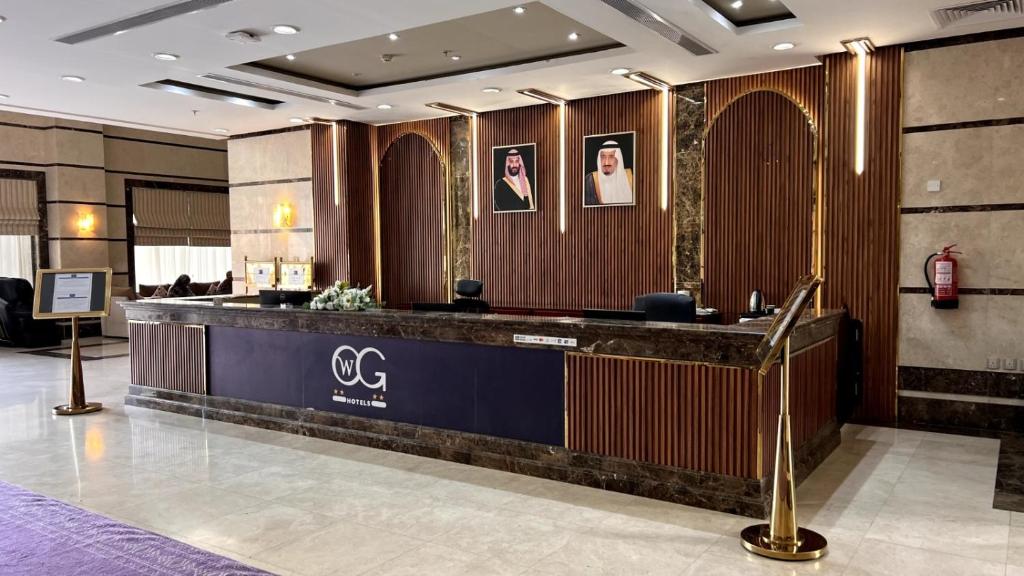 a lobby with a reception desk in a building at فندق وفاق صدقي in Al ‘Azīzīyah