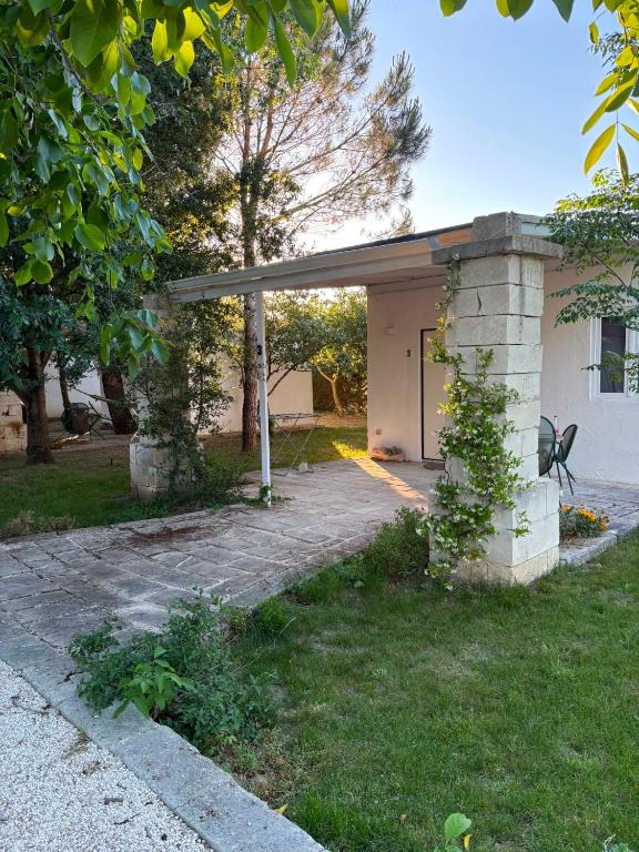 a backyard of a house with a garage at Agriturismo Tenuta la Monaca in Aradeo