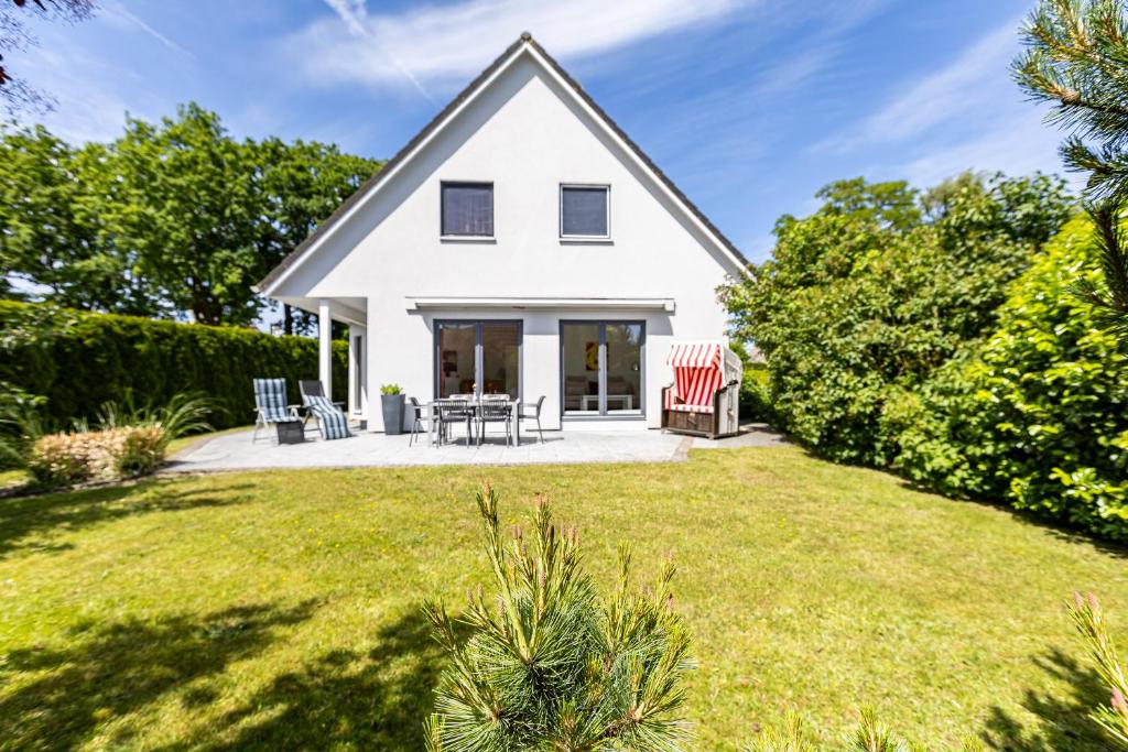 a white house with a yard at Carpe Diem in Wieck