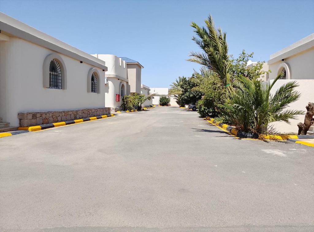 an empty street in front of a building at شاليهات المروان لبيوت العطلات - AL-Marwan for Holiday Homes in Ash Shafa