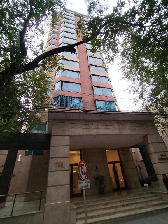 a tall building with a no parking sign in front of it at Apartamento Star in Mendoza