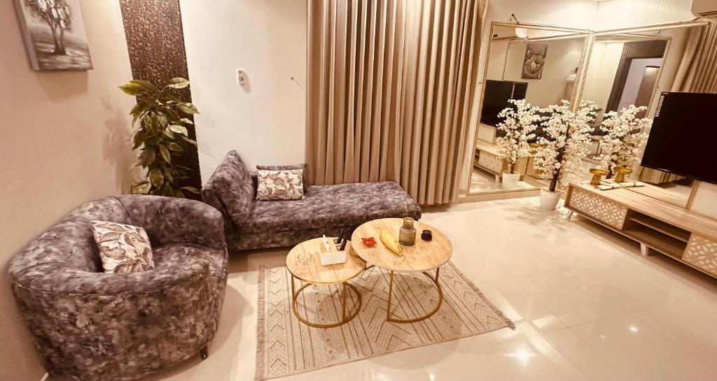 a living room with two chairs and a table at نزل vip in Al Yamāmah