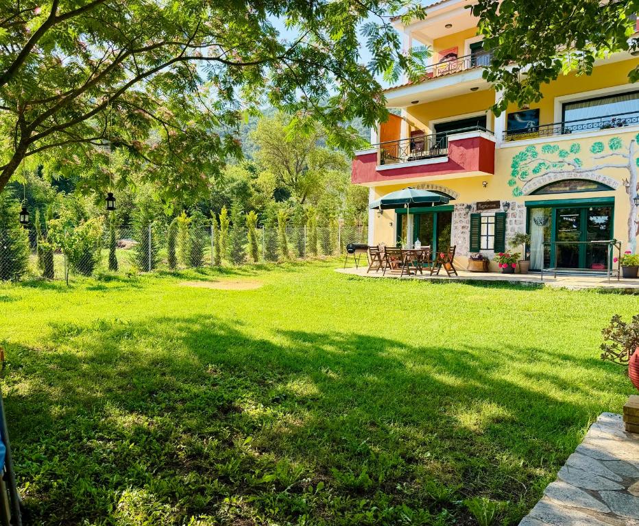 a house with a yard with green grass and trees at Amisiana Green Oasis in Amisianá