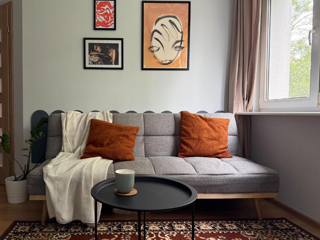 a living room with a couch and a table at Przytulne mieszkanie blisko morza in Gdańsk
