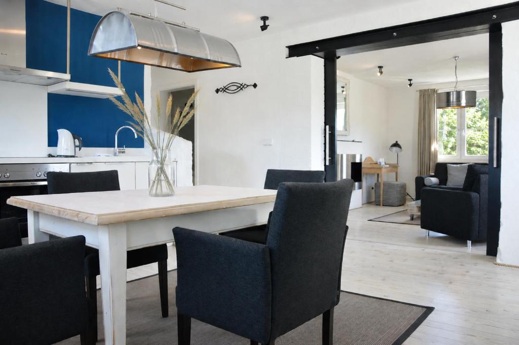 a kitchen and dining room with a table and chairs at Villa Herbstwind zentral und ruhig in Binz in Binz