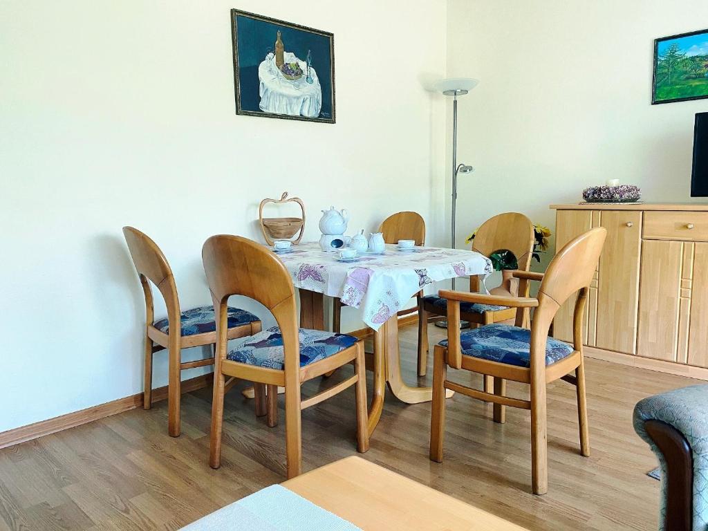 a dining room with a table and chairs at Ferienwohnung Marianne 26835 Neukamperfehn in Neukamperfehn