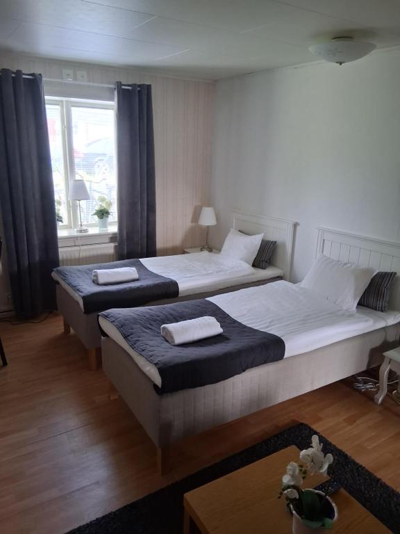 two beds in a small room with at Skärplinge Gästis B&B in Skärplinge