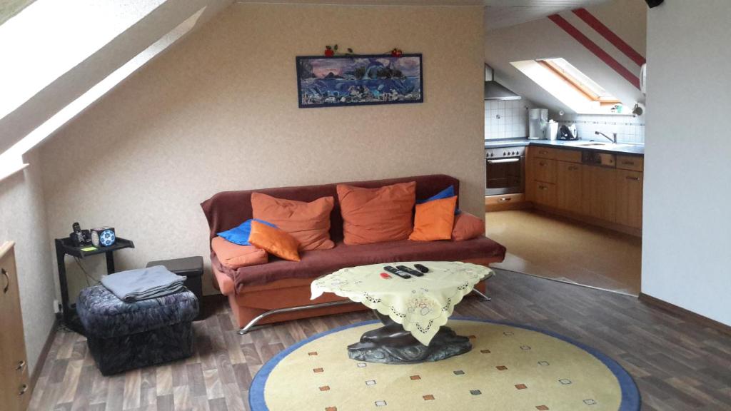 ein Wohnzimmer mit einem Sofa und einem Tisch in der Unterkunft Ferienwohnung Krallert in Rennertshofen