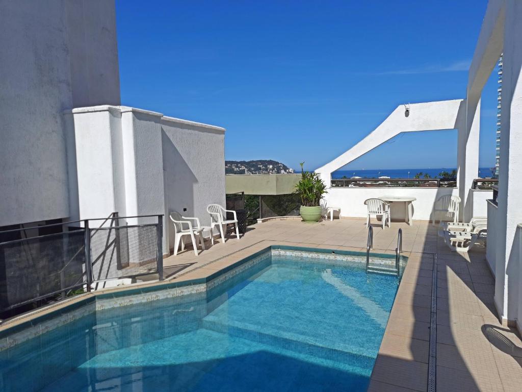 a swimming pool on the roof of a building at Canto do Atlântico Hotel in Guarujá
