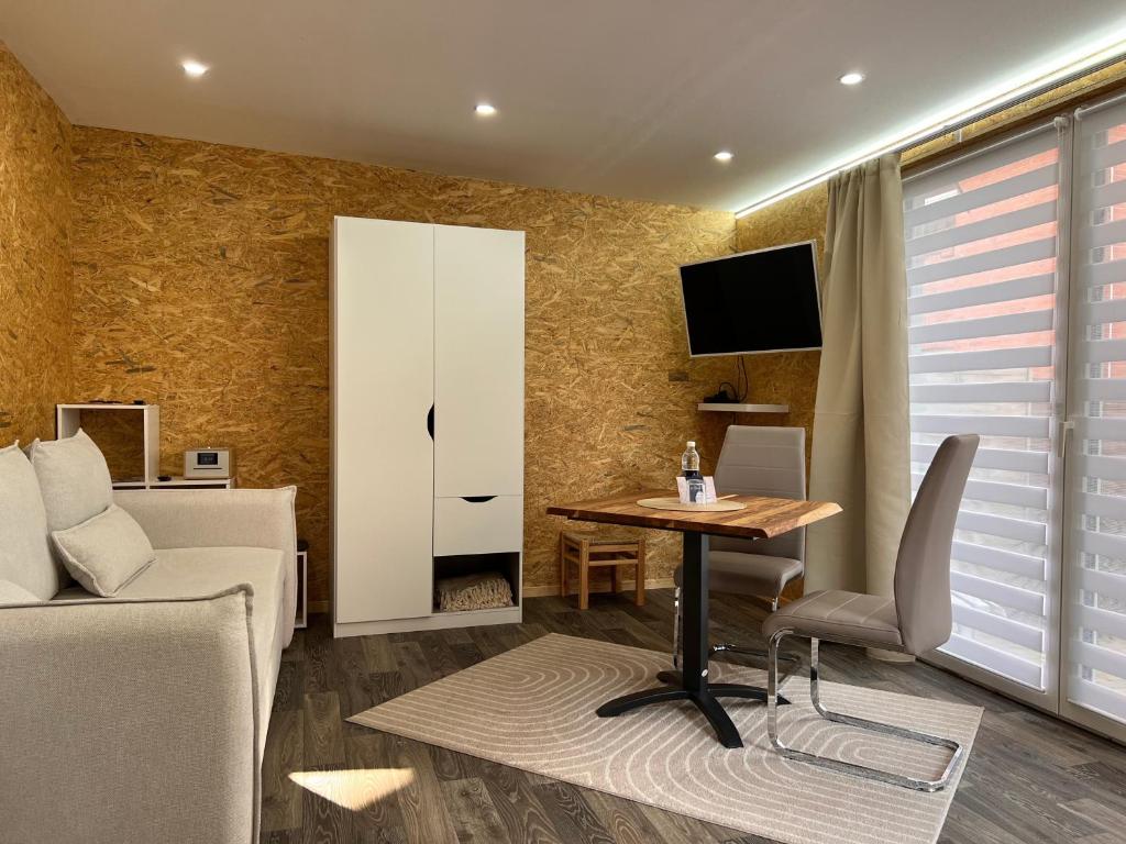 a living room with a table and a couch at Apartment am Seefischmarkt in Kiel
