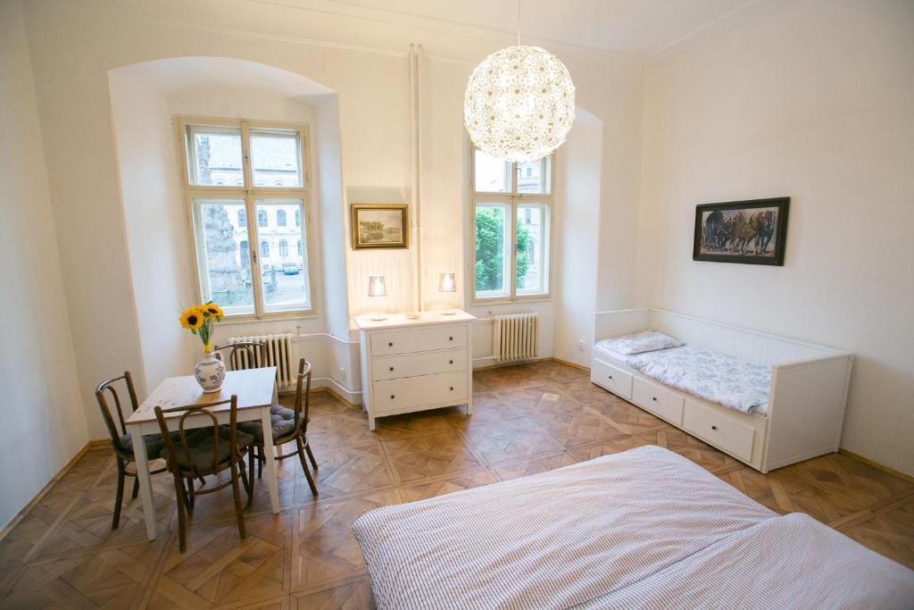 a bedroom with a bed and a table and chairs at Heldův pokojík v centru města in Zákupy