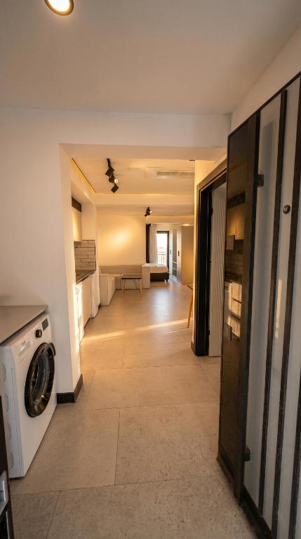 a living room with a washer and a washing machine at Bodrum Has Apart Otel in Bodrum City