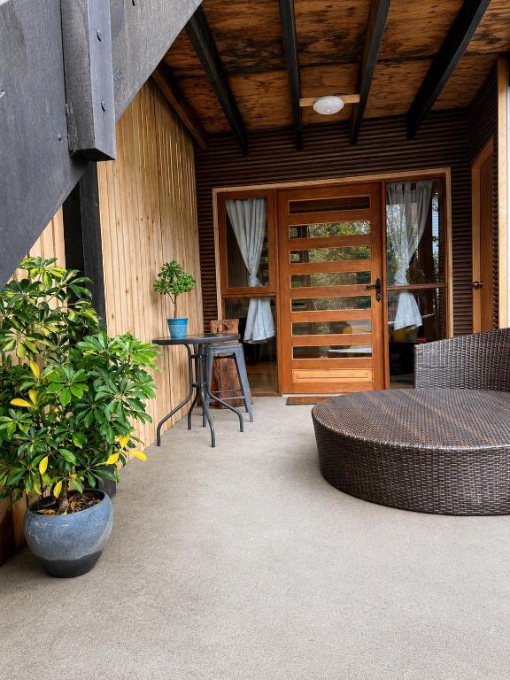 a patio with a table and chairs and a door at departamento de interior Pucón in Pucón