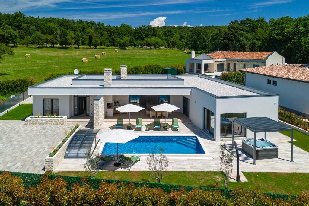 an aerial view of a house with a swimming pool at Villa Dell Arte in Žminj