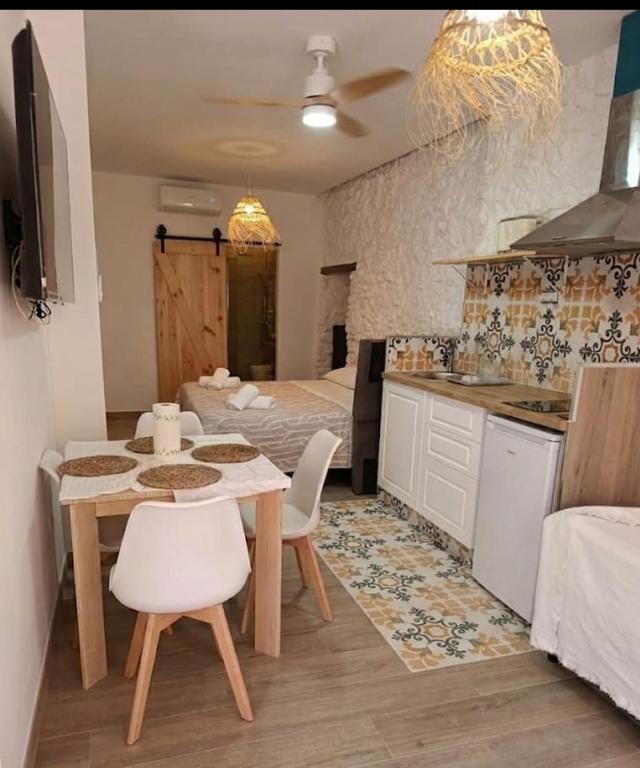 a kitchen and dining room with a table and chairs at Loft A el Ramellet in Alginet