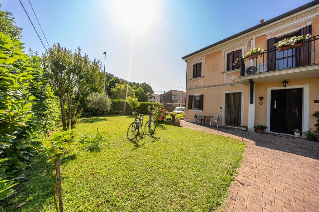 a bike parked in a yard next to a building at B&B We CaRe Appartamento in Lendinara
