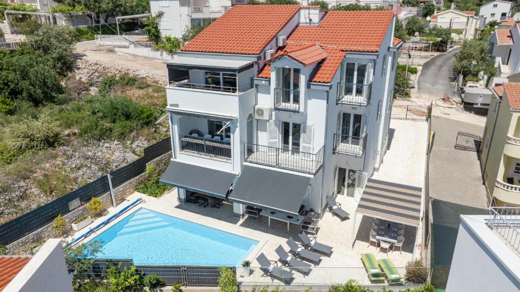 Luxury Villa, 40 sqm heated private pool, gym, Seaview, 200m to beach, 7 bedrooms