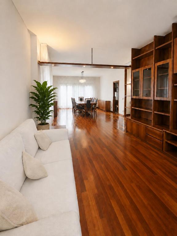 Ampio Appartamento di Prestigio 180 mq con Triplo Salone Zona Signorile Milano