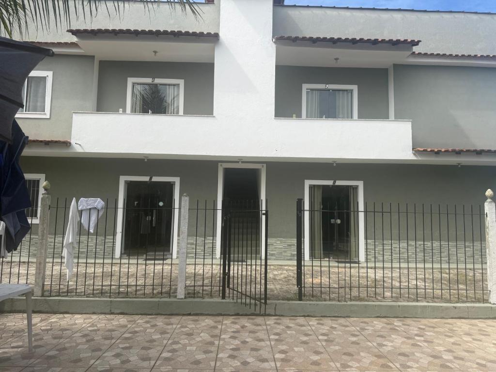 a house with a fence in front of it at Red Coral Apts in Coroa Vermelha